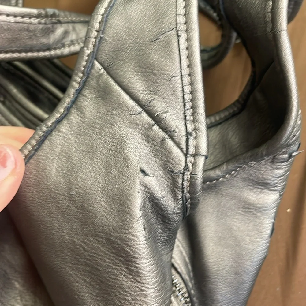 Simply Vera by Vera Wang Metallic Shoulder Bag – Pre-Owned - Picture 11 of 13